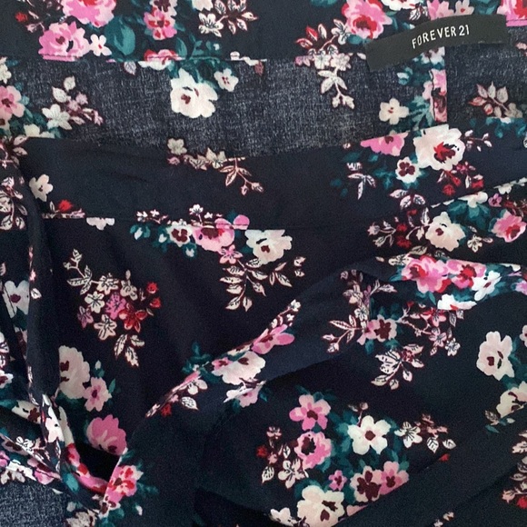 Forever 21 Floral wrap skirt. Size M - Picture 2 of 2
